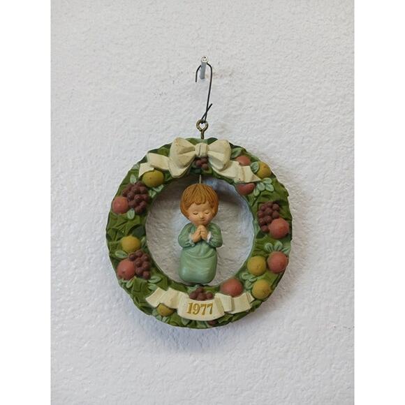 VTG Hallmark Keepsake 1977 Praying Child in Christmas Fruit Wreath Orna - Picture 6 of 7